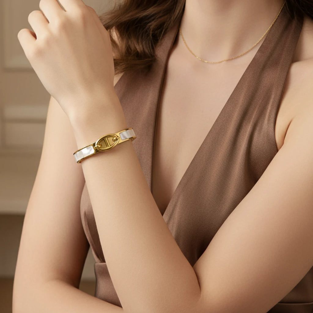 cd bracelet model image 90%