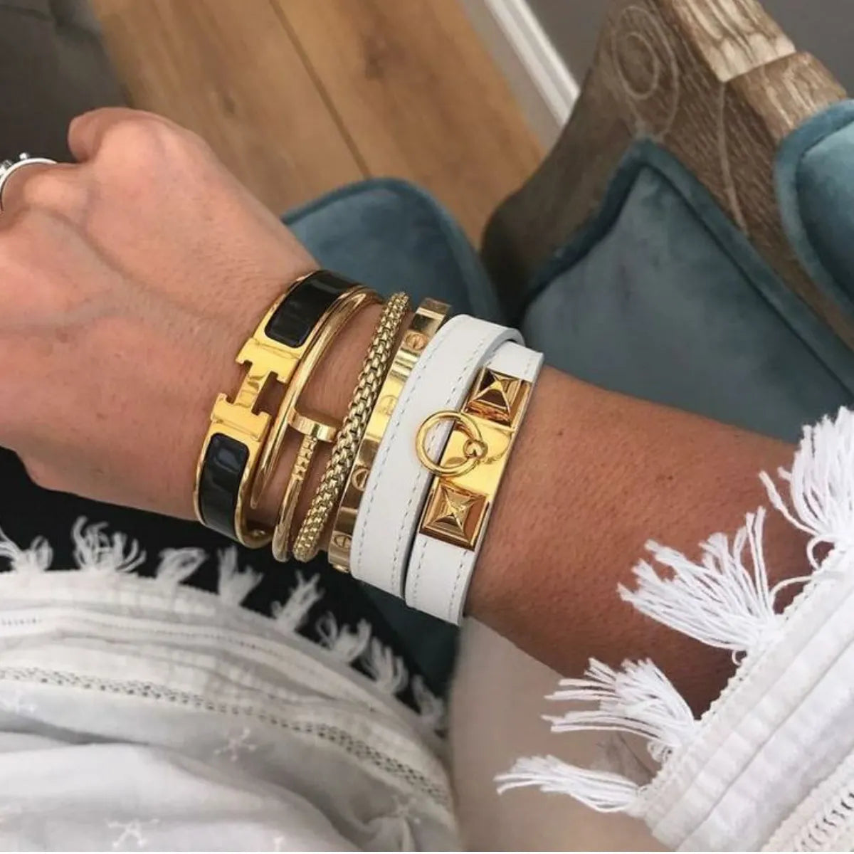 Luxury Gold & Black H Bracelet– 18K