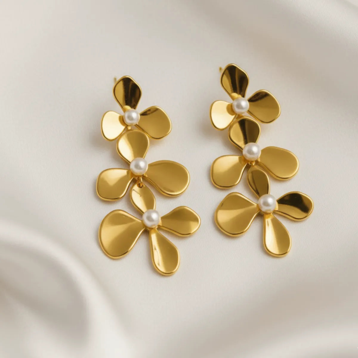 Flower dangler earrings image 3 80%