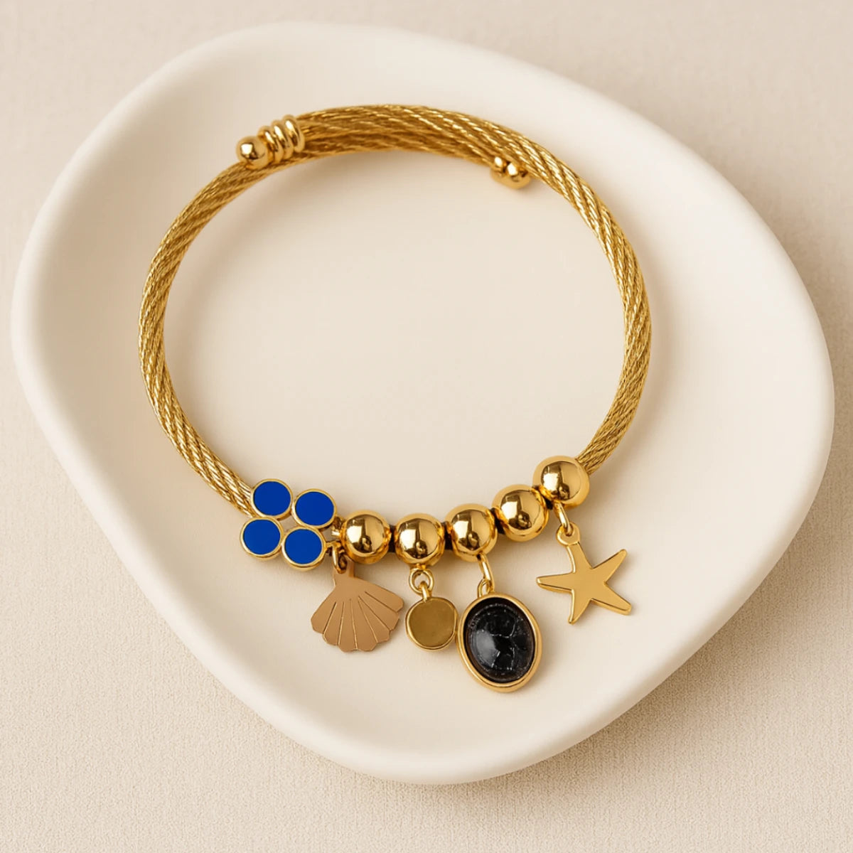 Charms bracelet with semi precious stone 90%