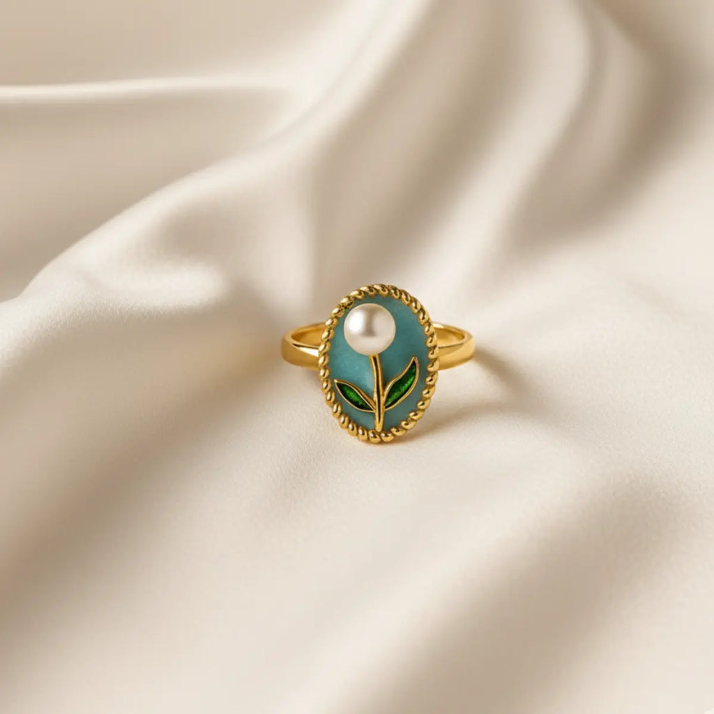 Pearl Queen Ring Image 2 75%