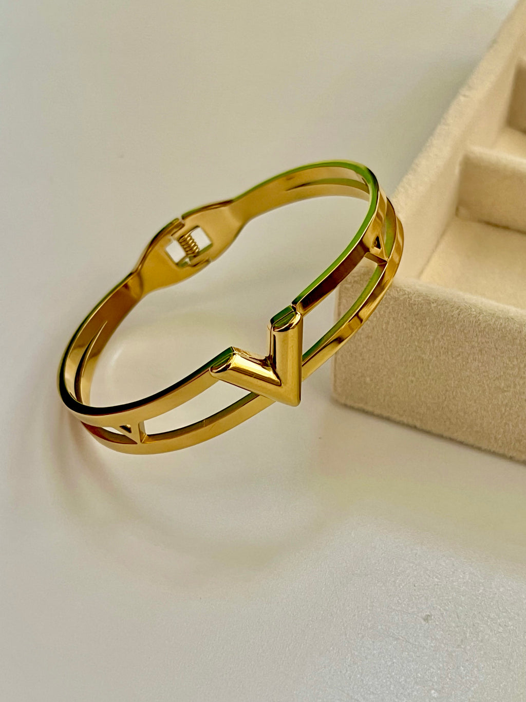 Classic V Bracelet