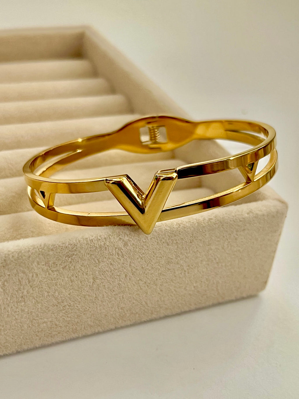 Classic V Bracelet