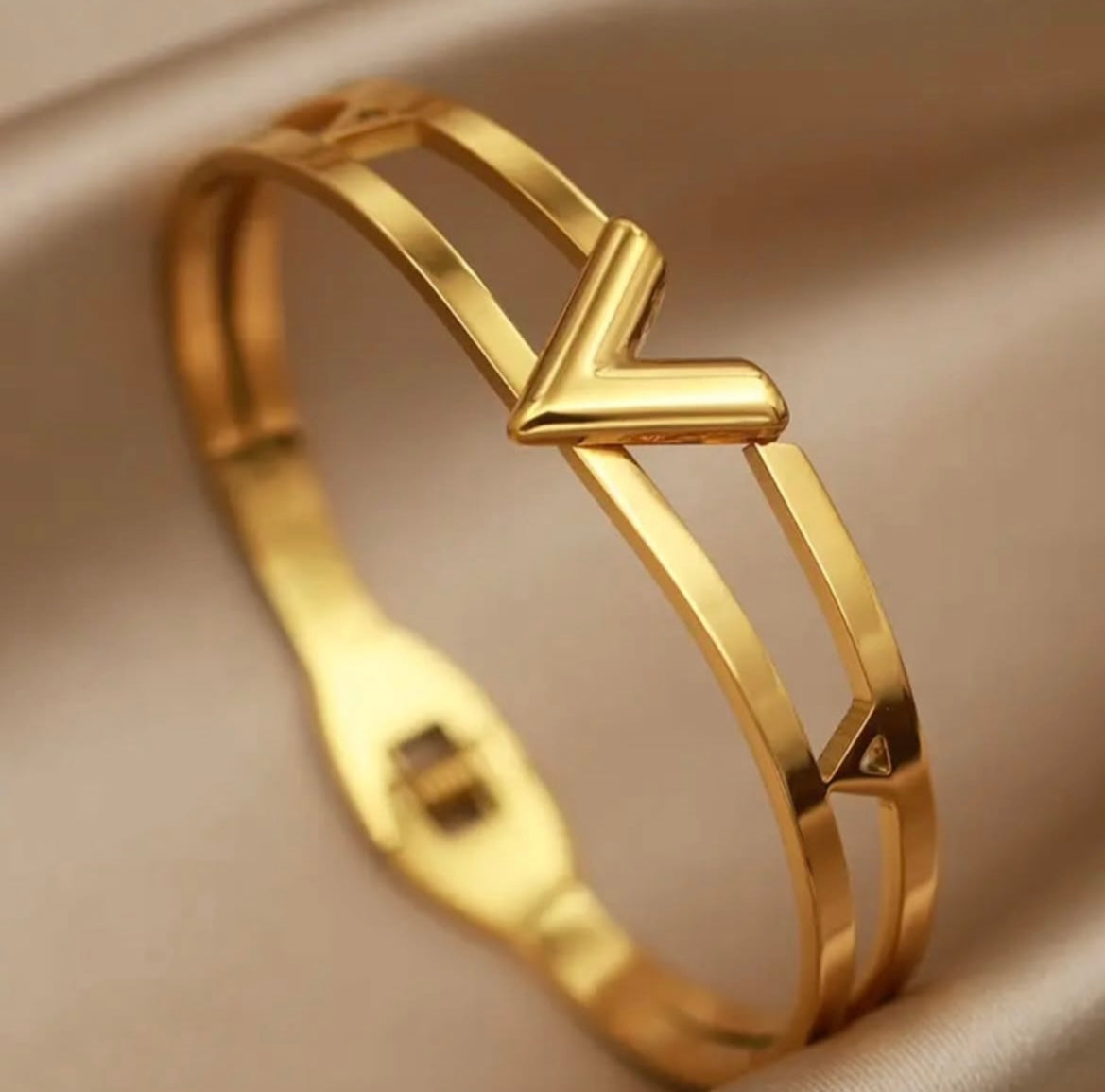 Classic V Bracelet