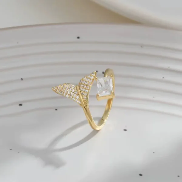 Fishtail Zircon Adjustable Ring– 18K Gold Plated